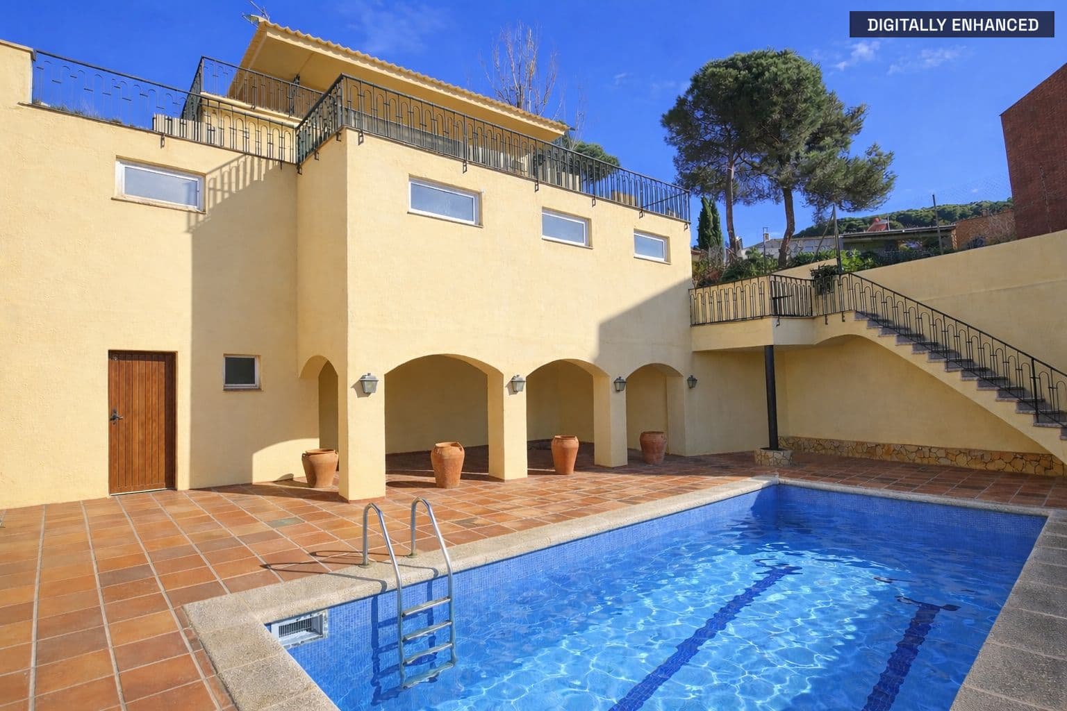 Villa with renovation potential